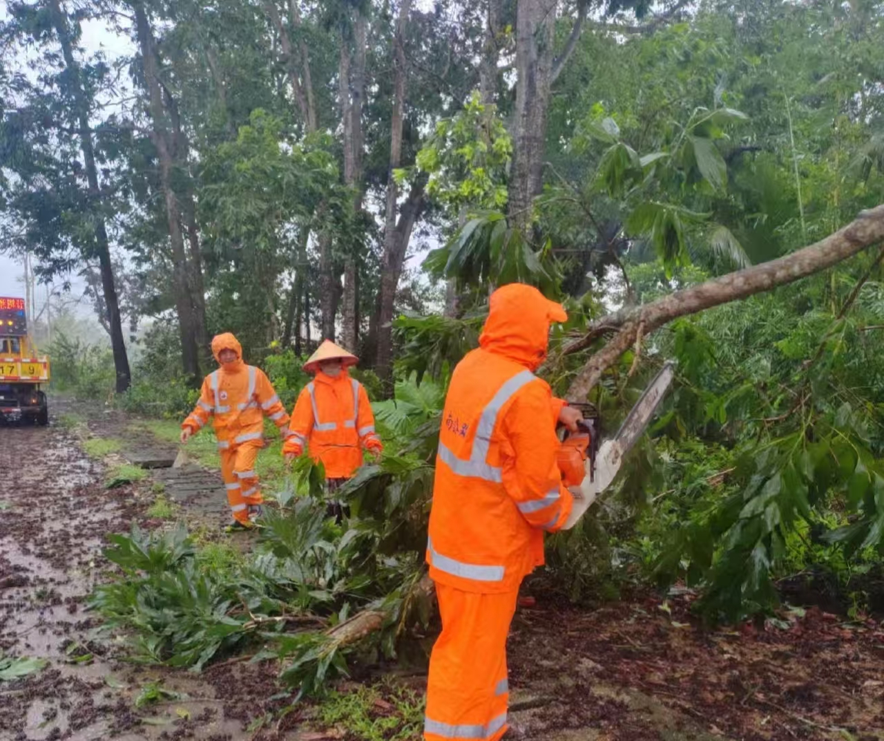 全力以赴当好铺路石，，，，，，众志成城保通保畅——高速养护人在风雨中的坚守与继续