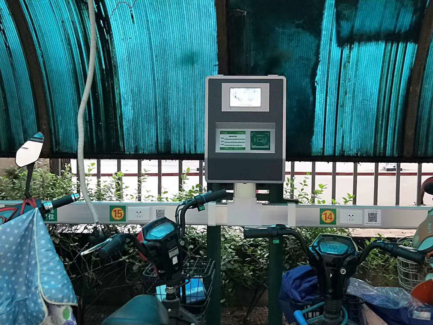 1648394034158306 新能源充电桩拐点将至?带你相识真实的幼区充电桩